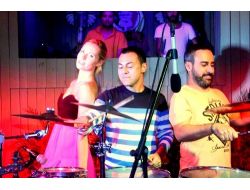 Serdar Ortaç'tan Nişanlısına Bateri Şov