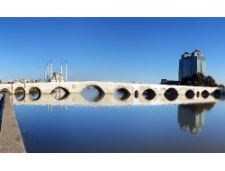 Adana'daki Tarihi Taşköprü Işıklandırılıyor