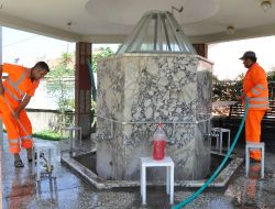 Camiler Gül Suyu İle Temizleniyor