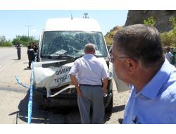 Yolcu Minibüsü İle Otomobil Çarpıştı: 1 Ölü, 13 Yaralı