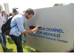 Öğrenciler, 'Süleyman Demirel' İsmini Sildi