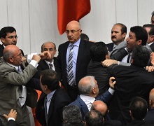 Meclis'te yumruklar konuştu!