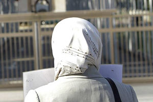 Başörtülü öğretmen görevine iade edildi