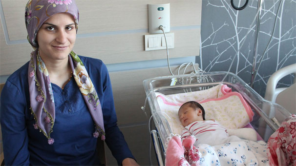 6 günlük bebeğin makasla parmağını kopardılar