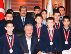 Yalmanlar'ın Matematik Şampiyonları Karabağlar Belediye Başkanı Kürüm'ü Ziyaret Etti
