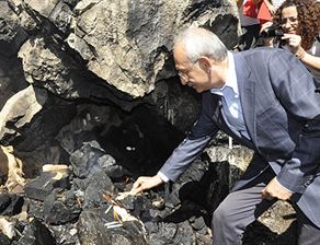 CHP lideri mum yakıp dilekte bulundu