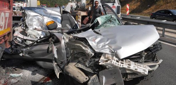 Otomobil TIR'ın altına girdi: 3 ölü