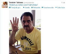 Tatlıses'ten R4BİA işareti