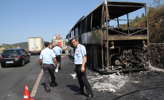 Yolcu otobüsü küle döndü