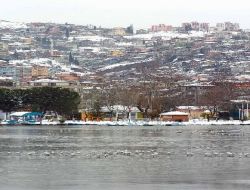 İzmit'te Fuar Alanında Bulunan Yapay Göl, Buz Tuttu