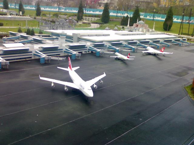 Havalimanı'nda bomba paniği