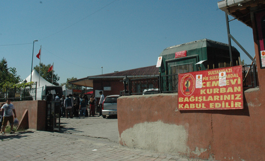 Cemevinde kalan Suriyelilere saldırı