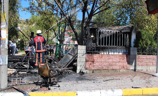 İETT kulubesini yaktılar!