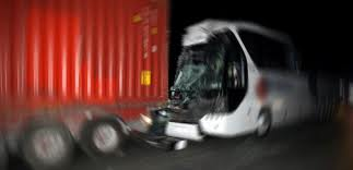 Yolcu otobüsü kamyonla çarpıştı