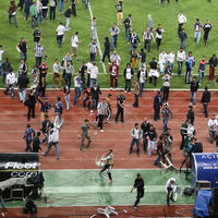 Derbide sahaya girenlere verilen ceza