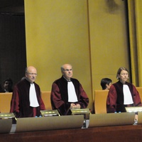 Vize duvarı yıkılmadı