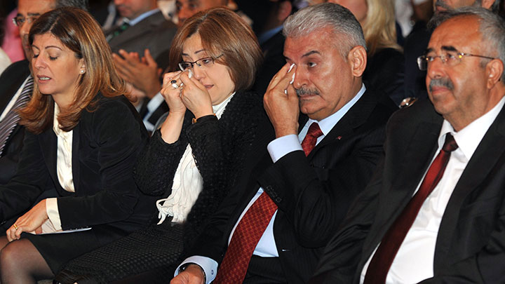 Bakanların gözyaşı sel oldu