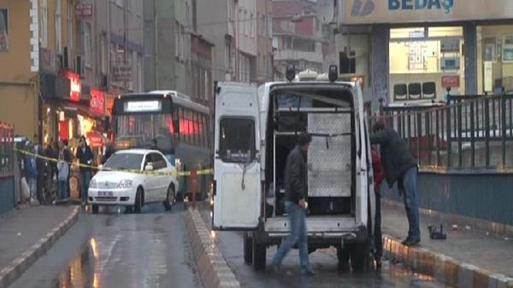Beyoğlunda şüpheli pankart alarmı