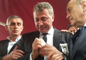 BABASINI AĞLAYARAK UĞURLADI!