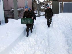 Kardan Yolları Kapanan Gökçeada Halkının İmdadına Belediye Ve Askerler Yetişti