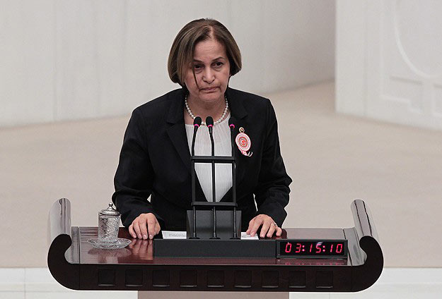 Milletvekili Savaşer'in ayağı kırıldı