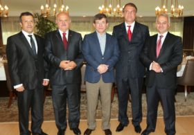 KAÇIRILAN PİLOTLARLA BULUŞTU