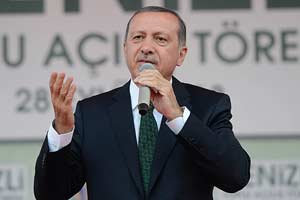 Erdoğan Fidan'ın arkasında...