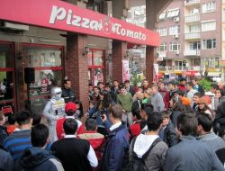 Robot Gösterisi İle Müşterilerine Bedava Pizza Yeme İmkanı Sundu
