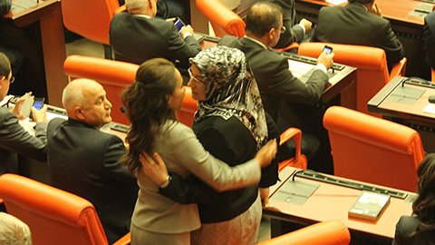 AKP'li başörtülü vekiller Meclis'te..