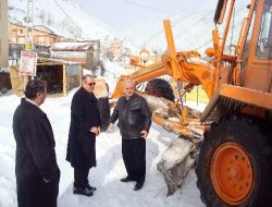 Vali Salihoğlu, Kostan Dağı Geçidi'ndeki Yol Açma Çalışmalarına Katıldı