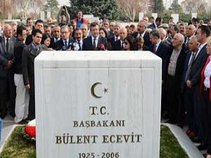 Ecevit kabri başında anıldı!