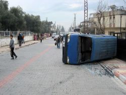 Takla Atan Araç, Yol Kenarındaki Evin Demir Kapısına Çarparak Durabildi
