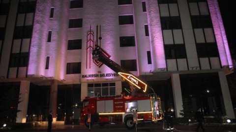 Balıkesir'de belediye binasında yangın
