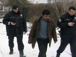Gün Ortasında Şehrin Göbeğinde Define Kazısı Yaptı, Polis Yakaladı