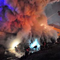 Perde fabrikası alev alev yandı