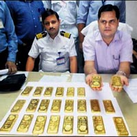 Uçak tuvaletinde 24 kilo altın