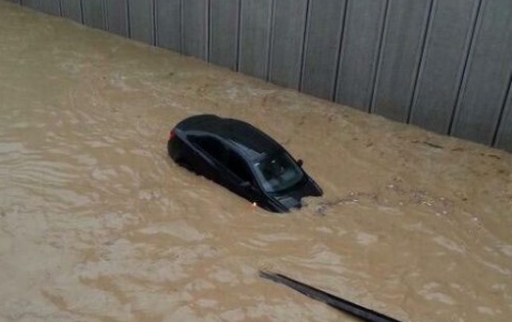 İzmir'de yağmur araçları yuttu