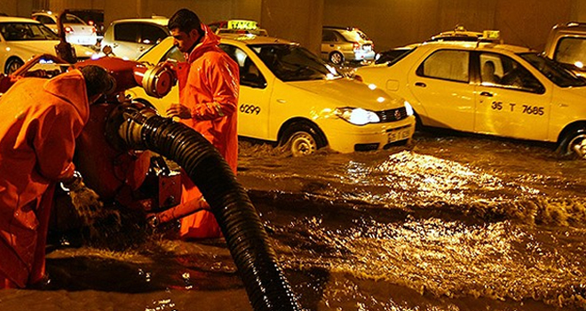 İzmir'de SEL BASKINI
