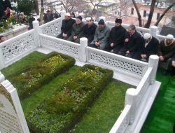 Prof.Dr.Esad Coşan Hocaefendi Doğumunun 74'üncü Yılında Mezarı Başında Yad Edildi!