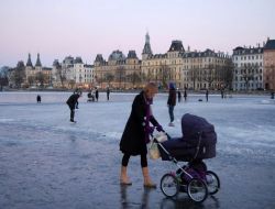 Soğuk Hava, Kopenhag Göllerini Buz Pistine Çevirdi!