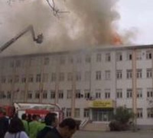 OKUL ALEVLERE TESLİM OLDU