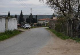 Tarlasından geçen yolu kapattı
