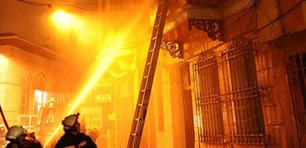 Evde çıkan yangında 2 kişi öldü