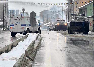 Hakkari'de bomba yüklü araçla saldırı