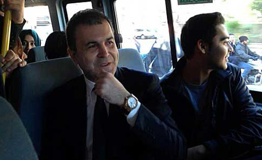 Bakan Ömer Çelik dolmuşa bindi