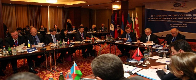 Davutoğlu Erivan'da...