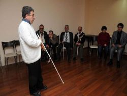 Görme Engellilere Beyaz Baston Kullanma Kursu