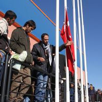 Türk bayrağını indirenler tutuklandı