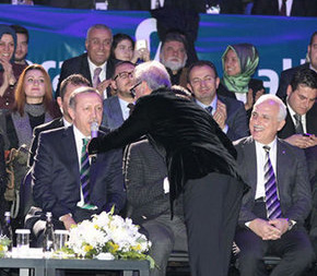 Başbakan Erdoğan ilahi okudu..