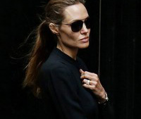 Angelina Jolie zayıflıktan bayıldı